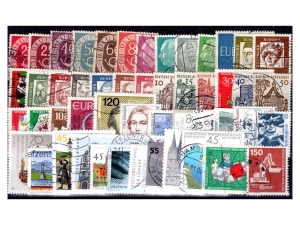 Pakiet RFN 50 znaczków kasowanych na czarnej karcie transportowej [156]