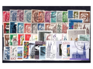 Pakiet RFN 50 znaczków kasowanych na czarnej karcie transportowej [159]