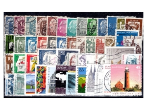 Pakiet RFN 50 znaczków kasowanych na czarnej karcie transportowej [160]