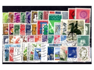 Pakiet RFN 50 znaczków kasowanych na czarnej karcie transportowej  [175]