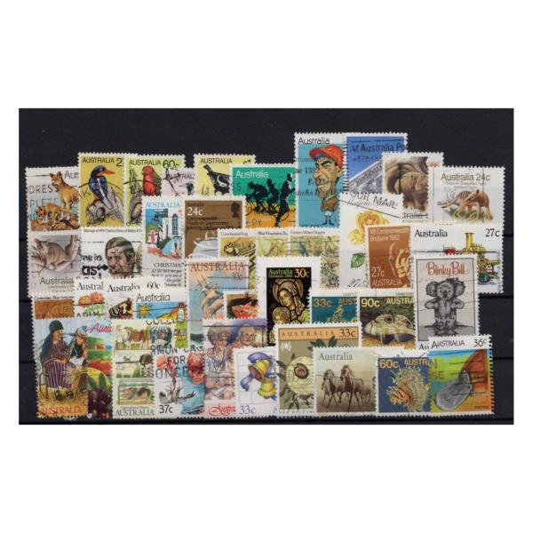 Pakiet Australia 40 znaczków kasowane na czarnej karcie transportowej [055]