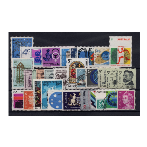 Pakiet Australia 30 znaczków kasowane na czarnej karcie transportowej [080]