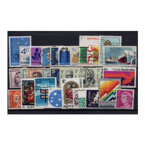 Pakiet Australia 30 znaczków kasowane na czarnej karcie transportowej [079]