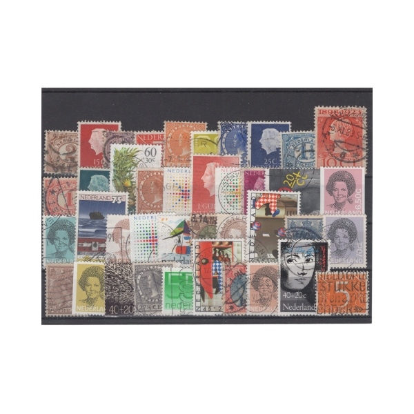 Pakiet Holandia 40 znaczków kasowanych na czarnej karcie [110]