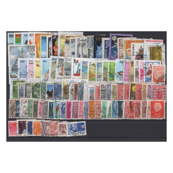 Pakiet Świat 100 znaczków kasowane na czarnej karcie [50]