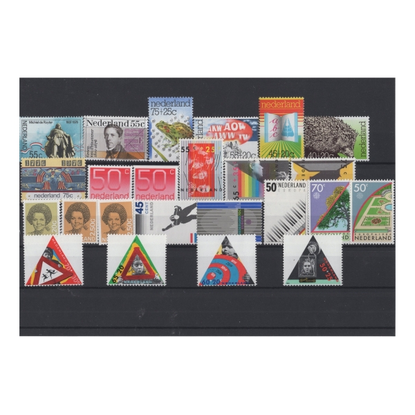Pakiet Holandia 24 znaczków na czarnej karcie [122]