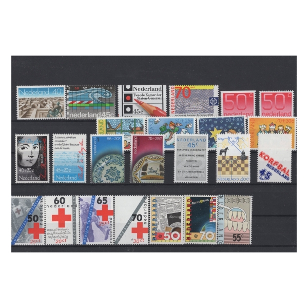 Pakiet Holandia 24 znaczków na czarnej karcie [130]