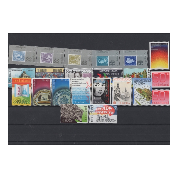 Pakiet Holandia 22 znaczków na czarnej karcie [151]