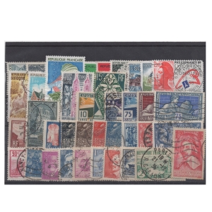 Pakiet Francja 40 znaczków kasowane  na czarnej karcie transportowej [205]