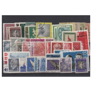 Pakiet NRD 50 znaczków kasowane na czarnej karcie transportowej [71]