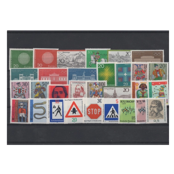 Pakiet RFN 30 znaczków czystych na czarnej karcie transportowej [250]