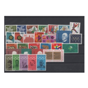 Pakiet RFN 29 znaczków czystych na czarnej karcie transportowej [253]