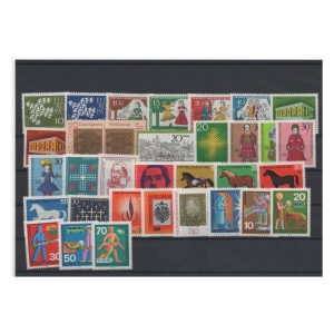 Pakiet RFN 32 znaczków czystych na czarnej karcie transportowej [254]