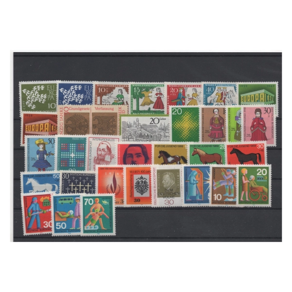 Pakiet RFN 32 znaczków czystych na czarnej karcie transportowej [254]