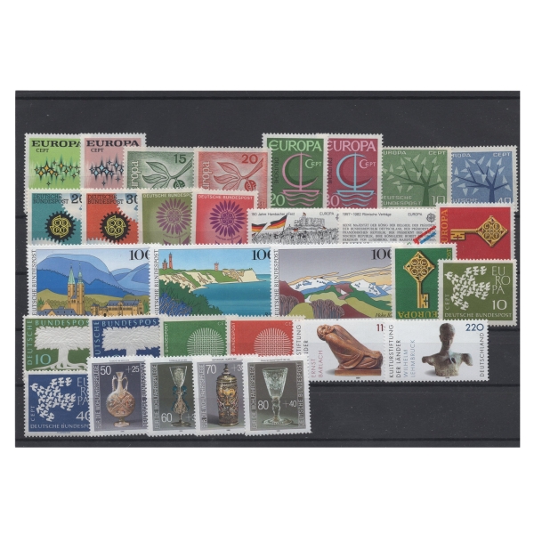 Pakiet RFN 31 znaczków czystych na czarnej karcie transportowej [255]