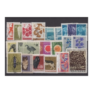 Pakiet 21 znaczków Bułgaria kasowanych na czarnej karcie transportowej [072]