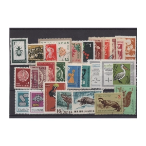 Pakiet 27 znaczków Bułgaria kasowanych na czarnej karcie transportowej [075]