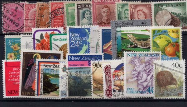 Pakiet Nowa Zelandia 30 znaczków kasowanych  na czarnej karcie transportowej [020]